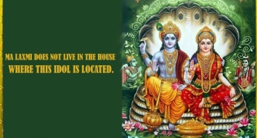 Ma Laxmi does not live in the house where this idol is located.